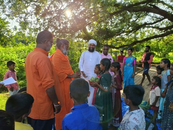 வள்ளலார் மிஷன் மற்றும் காமதேனு அறக்கட்டளை சார்பாக ஜவ்வாது மலைப்பகுதியில் ஐந்து கல்வி உதவி மையங்கள் திறக்கப்பட்டது. இதில் சிறப்பு விருந்தினராக நமது குருவான சுவாமி சதானந்த சரஸ்வதி அவர்கள் பங்கேற்று, அந்த குழந்தைகளோடு மகிழ்ச்சியாக அவர்களுடன் வாழ்வியல் சம்பந்தமாக உரையாடினார்.