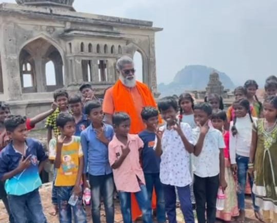 நமது குருவான சுவாமி சதானந்த சரஸ்வதி அவர்கள் கிராமப்புற அரசு பள்ளியில் பயிலும் பள்ளி குழந்தைகளை ஒரு நாள் சுற்றுலா நிகழ்ச்சியாக செஞ்சி கோட்டைக்கு அழைத்துச் சென்று அவர்களுக்கு நம் வரலாற்றுச் சிறப்புமிக்க சின்னங்கள் பற்றிய விழிப்புணர்வு ஏற்படுத்தும் விதத்தில் அவர்களுடன் கலந்து உரையாடினார். மேலும் அவர்களுக்கு பிடித்த விளையாட்டுகளை கண்டறிந்து அந்த விளையாட்டின் மூலமாகவும் அவர்களின் முன்னேற்றத்தை உருவாக்கமுடியும் என்பதனை எடுத்துரைத்தார். மழலைகளின் வரிகளில்…….