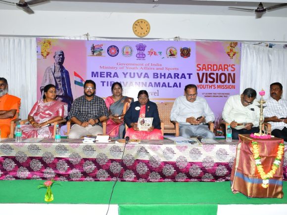 சர்தார் வல்லபாய் பட்டேலின் 150 ஆவது பிறந்த நாளை முன்னிட்டு தேசிய ஒற்றுமை பாதயாத்திரை ஊர்வலம் திருவண்ணாமலையில் நடைபெற்றது.